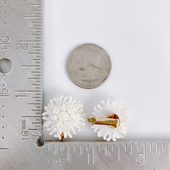 VTG 50s Flower Clip-On Earrings White Chrysanthemum Gold Tone Mid Century Floral - Picture 10 of 12